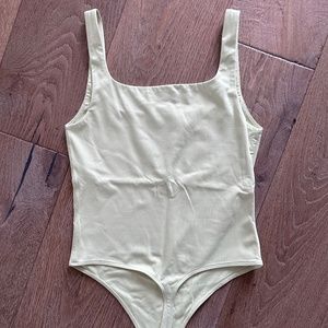 Babaton Contour Squareneck Bodysuit pastel lime green